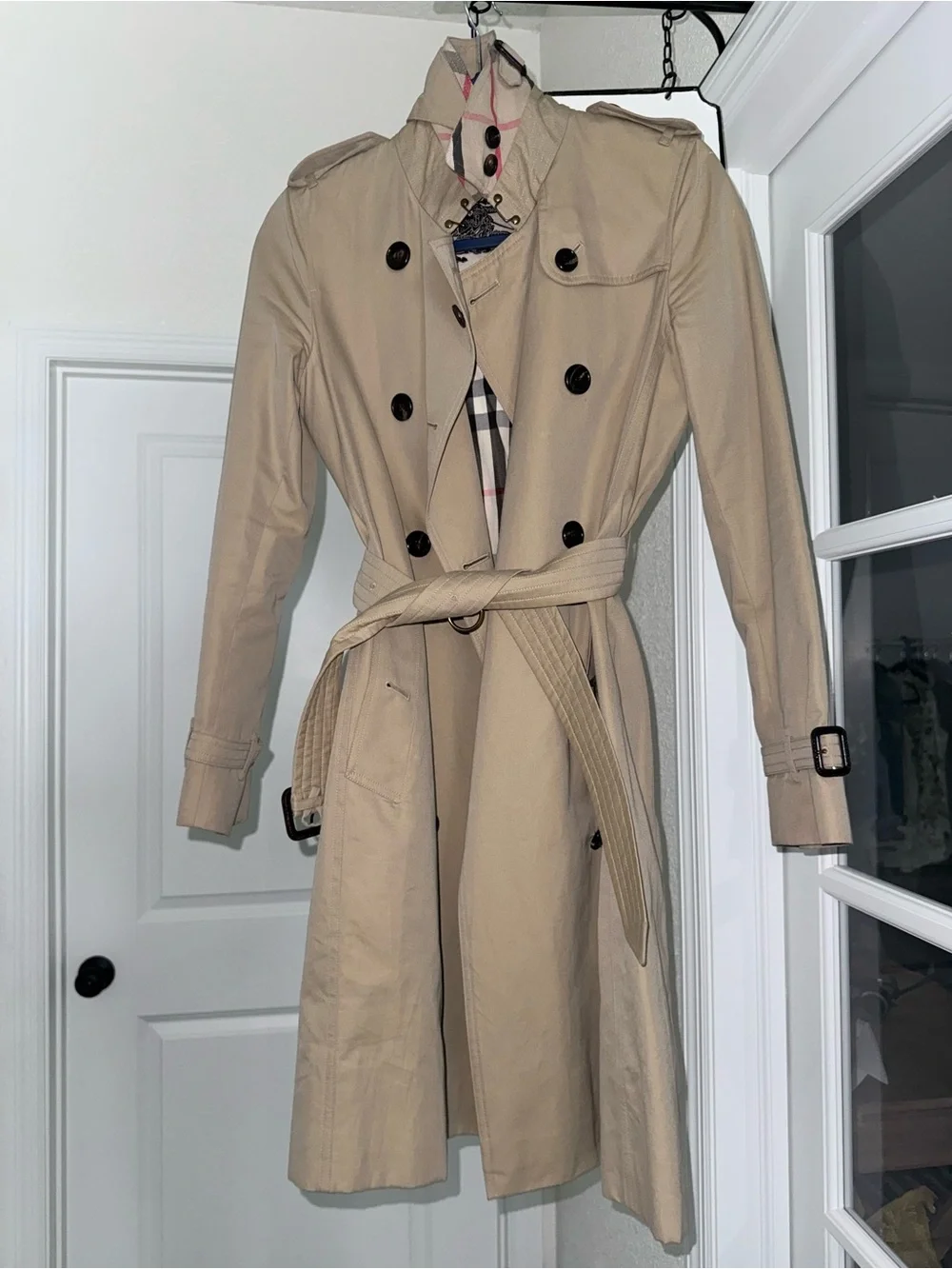 Burberry Beige and Black Nova Check Label Close-Up with Gold Chain Detail - Picture 5 of 16